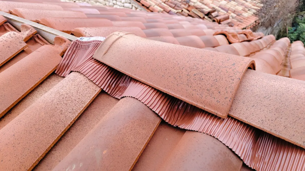 Installation d'un faîtage ventilé à sec avec closoir zinc à Tonnay-Charente (17)