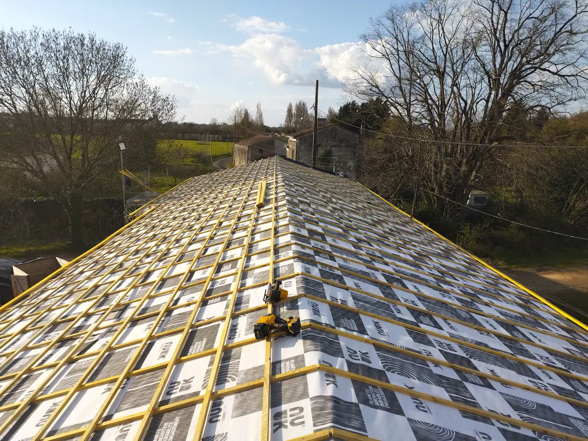 Installation d'écran sous-toiture HPV à Saintes (17)