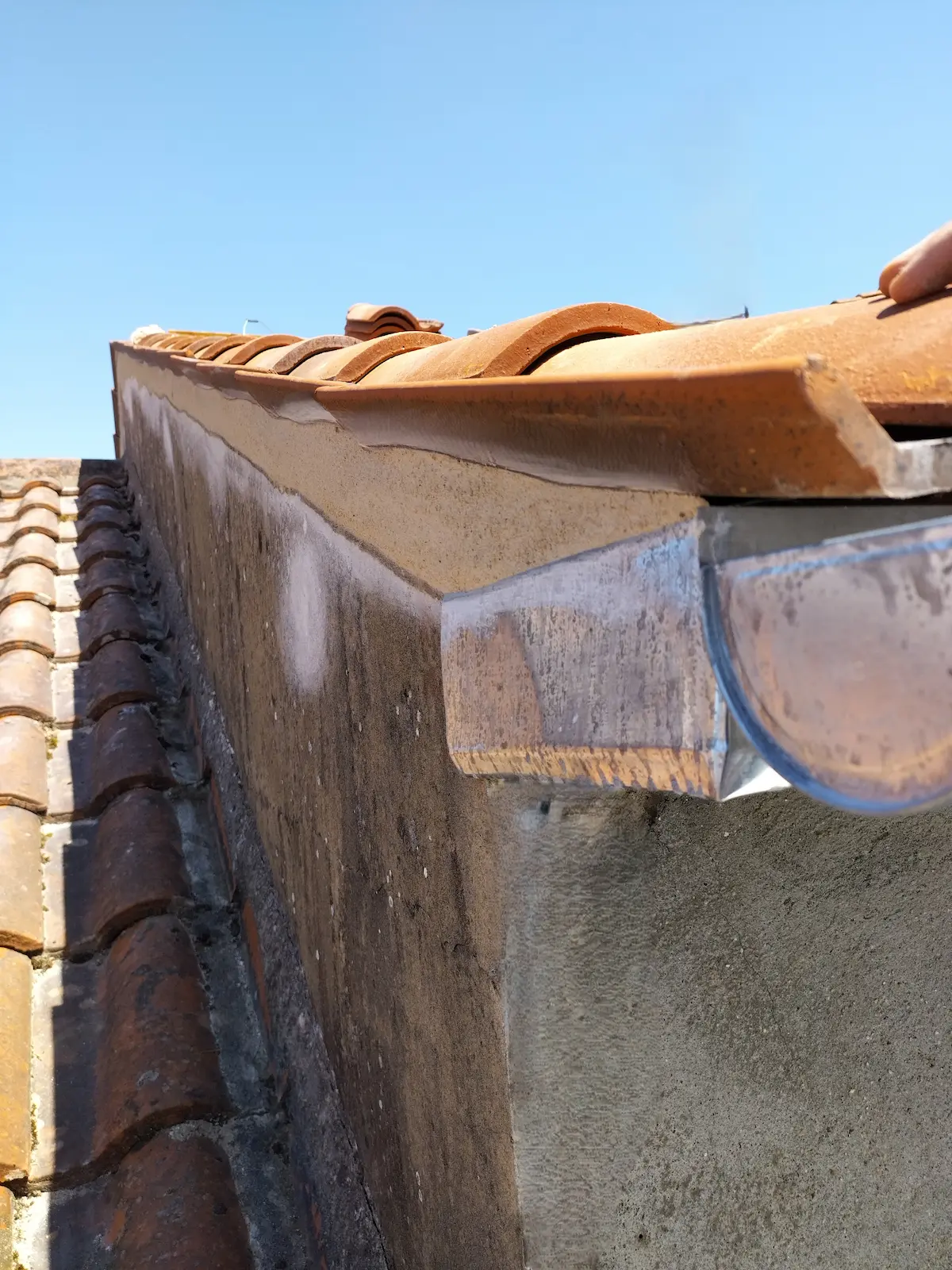 Rive maçonnée traditionnelle en tuile saintongeaise à Rochefort (17)